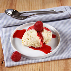 bayerische creme und himbeersauce