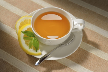 Obraz premium Cup of tea and lemon on table