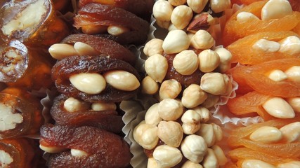 Nüsse  und  Trockenfrüchte