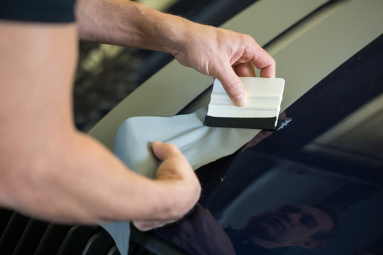 Car wrapper straightening foil with a squeegee