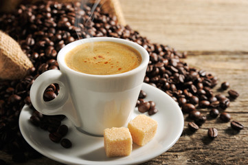 tasse à café mousseux et fumant
