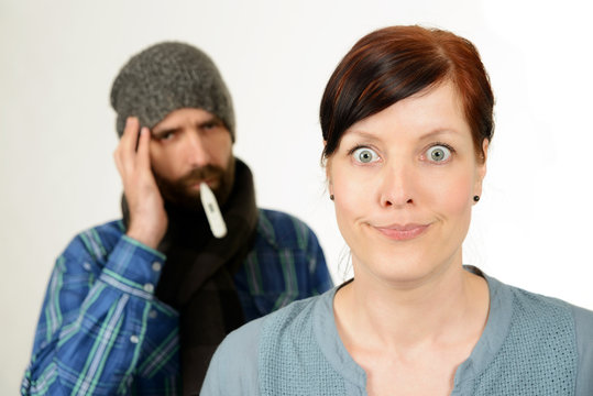 Frau genervt vom wehleidigen Mann