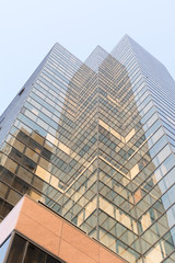 Obraz premium Office skyscraper under dramatic sky