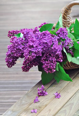 bouquet de lilas dans un panier