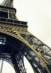Fototapeta na wymiar vue sur la tour Eiffel au printemps et végétation style rétro