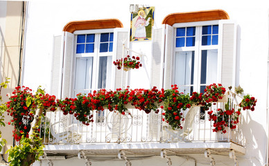 Fototapeta na wymiar Balkon z kwiatami w fasadzie Sitges, Barcelona