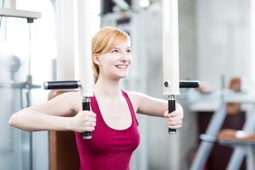 Junge Frau beim Rückentraining
