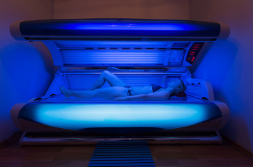 junge Frau im Solarium © Christian Schwier