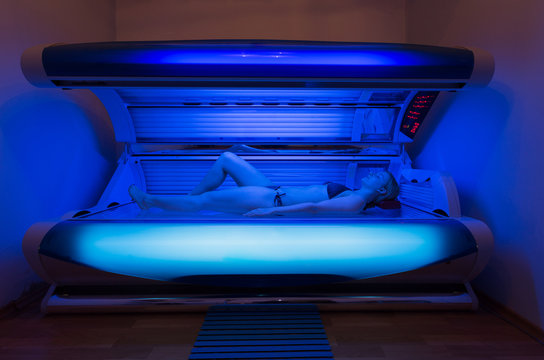 junge Frau im Solarium