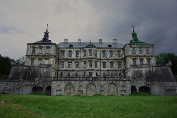 Fototapeta na wymiar Ponury pałac