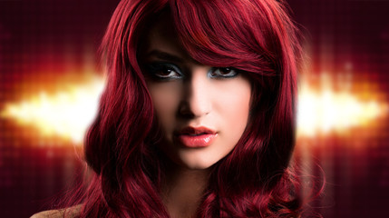 verführerische junge Frau mit roten Haaren