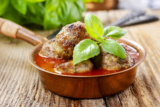 Meatballs in tomato sauce