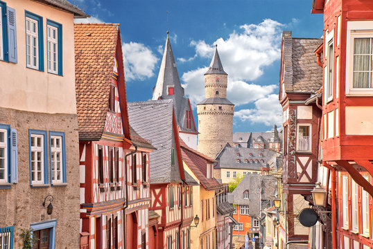 Blick von der Obergasse in die Idsteiner Altstadt mit Hexenturm