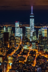 Fototapeta na wymiar Widok z lotu ptaka na wieżowce Dolny Manhattan w nocy