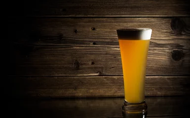 Fototapeten glass beer on wood background © merydolla