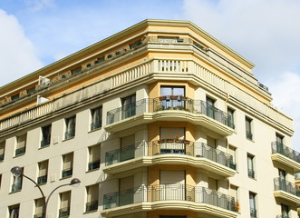 Obraz premium immeuble parisien ,terrasse végétale