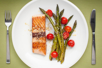 Salmon fillet with asparagus and cherry tomatoes