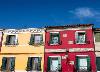Obraz premium Yellow and Red Homes in Burano