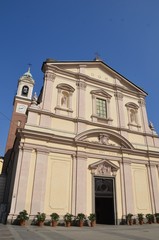 Fototapeta na wymiar Kościół z dzwonnicą Mediolan