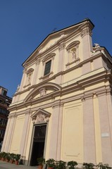 Fototapeta na wymiar Kościół z dzwonnicą w Mediolanie