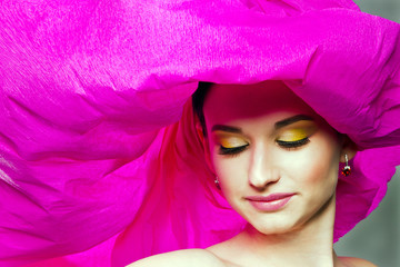 Девушка с ярким макияжем в розовой шляпе
