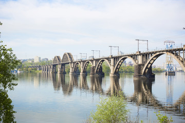 Fototapeta na wymiar The railway bridge over the river