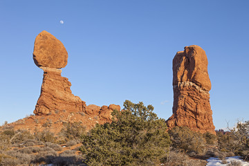 Fototapeta premium Balanced Rock is Feature at Arches National Park, Utah.