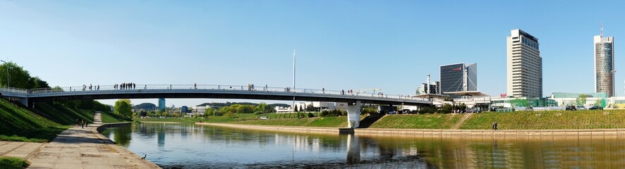 Fototapeta na wymiar Miasto Wilno most pieszo z wieżowców