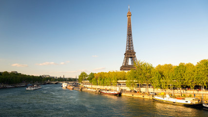 Fototapeta na wymiar Tour Eiffel und Seine