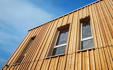 Modernes Haus mit Holzfassade aus Vollholz