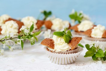 Кексы со взбитыми сливками