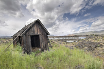 Obraz premium Old Abandoned Native American Fishing Shack