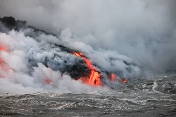 Foto op Canvas Roodgloeiende lava stroomt in de Stille Oceaan op Big Island, Hawaï © Juancat