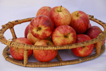 Apples in a basquet