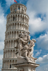 Torre pendente di Pisa, campanile e statua di angeli