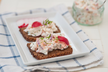 Vollkornbrot mit Hüttenkäse und Gemüse