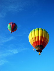 Naklejka premium Balon na niebieskim niebie