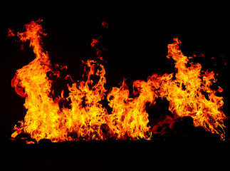 Fototapeta na wymiar palenie ognia w czarnym tle