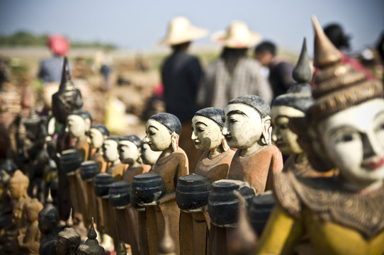 statuettes au marché du lac Inle, Myanmar