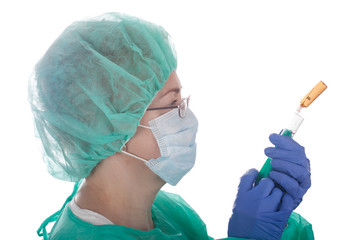 Fototapeta premium Doktor Frau hält eine medizinische Spritze