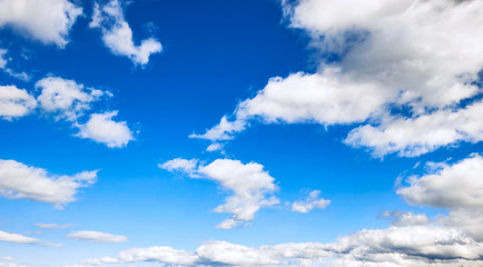 Naklejka na ściany i meble Himmel Hintergrund mit flauschigen Wolken