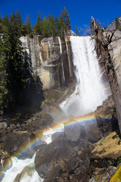 Vernal Fall mit Regenbogen, Yosemite, USA