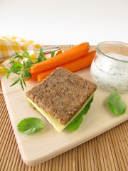 Vollkornbrot und Möhren mit Kräuter-Joghurt