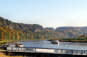 Fototapeta na wymiar Dampfer auf der Elbe