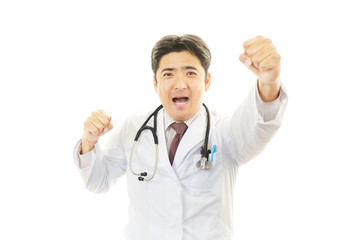 ガッツポーズの医師