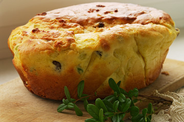 Yeast cake with raisins