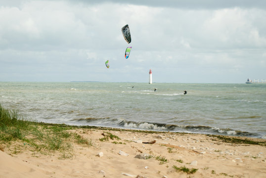 people kitesurfing on the sea at &icirc;le de R&eacute; during summertime