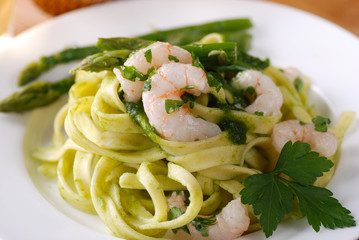 fettuccine alla crema di asparagi con gamberetti