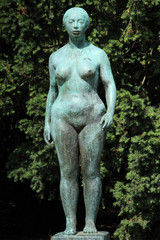 Fototapeta na wymiar Bronzestatue „Frauenfigur“ Rostock Warnemünde Kurpark