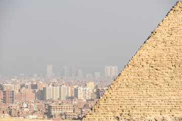 Fototapeta na wymiar Miasto w Gizie w Egipcie z części piramidy widocznej